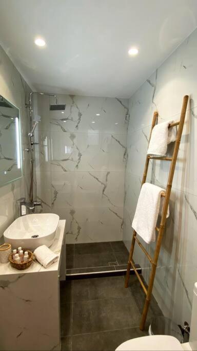Sea Through Apartment Anavissos Анависос Екстериор снимка